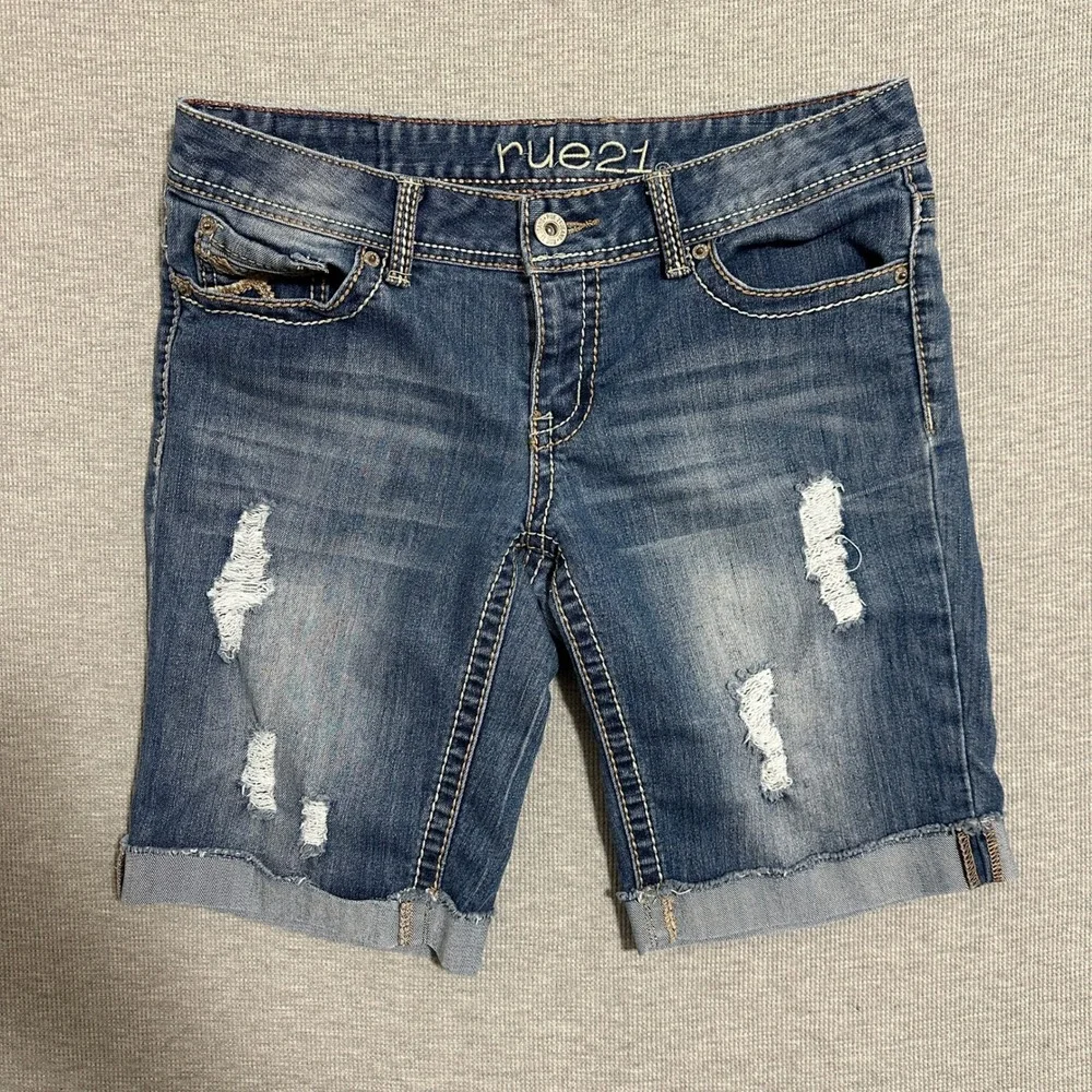 Rue21 Distressed Bermuda Denim Shorts Womens Size 9/10 Blue Cuffed Ripped